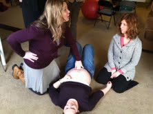 Kelly demonstrates how to check for a diastasis in a 30 week client... fun to feel the baby kick us! - Fit2b.com