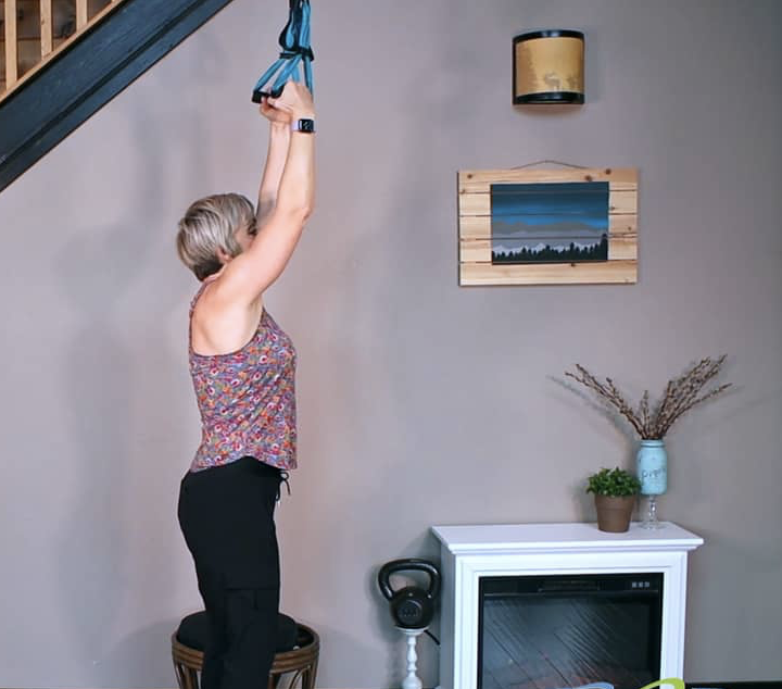 Learn how to perform pull-ups at home with safe strategies for Diastasis Recti - fit2b.com